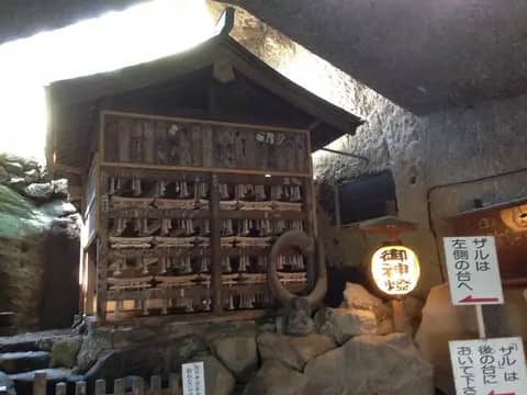 銭洗弁財天宇賀福神社