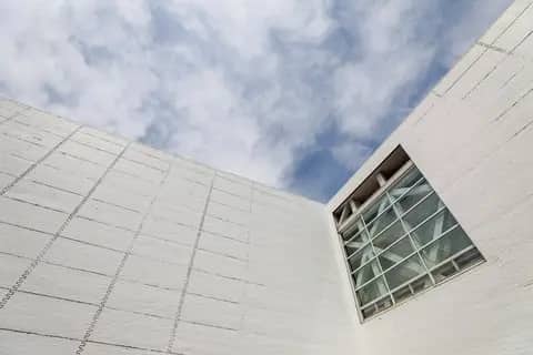 青森県立美術館